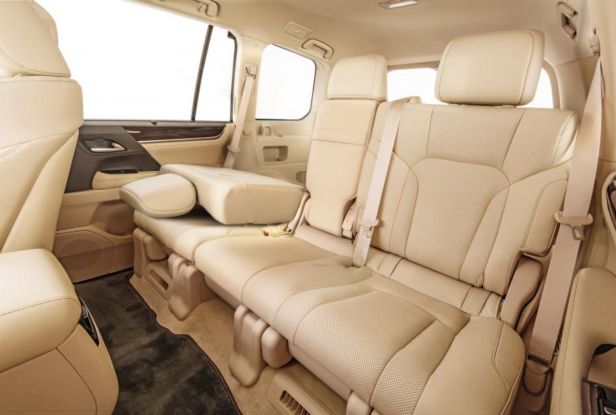 Интерьер Lexus LX570 Two-Row (URJ200) 2017 года  (NA) (фото 7 из 23)